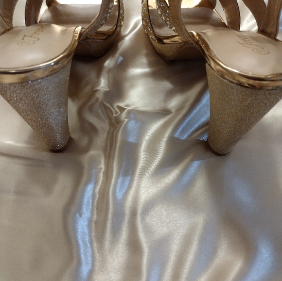 Beautiful Gold Rhinestone Elegant Event Shoe - Picture 5 of 6